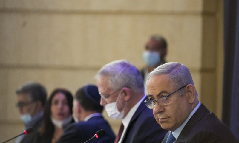 גנץ לנתניהו: "יש מי שדואג ויש מי שבורח מאחריות"