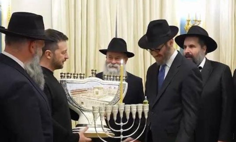 בחנוכיה מזהב: זלנסקי הדליק נרות בקייב עם רבני אוקראינה
