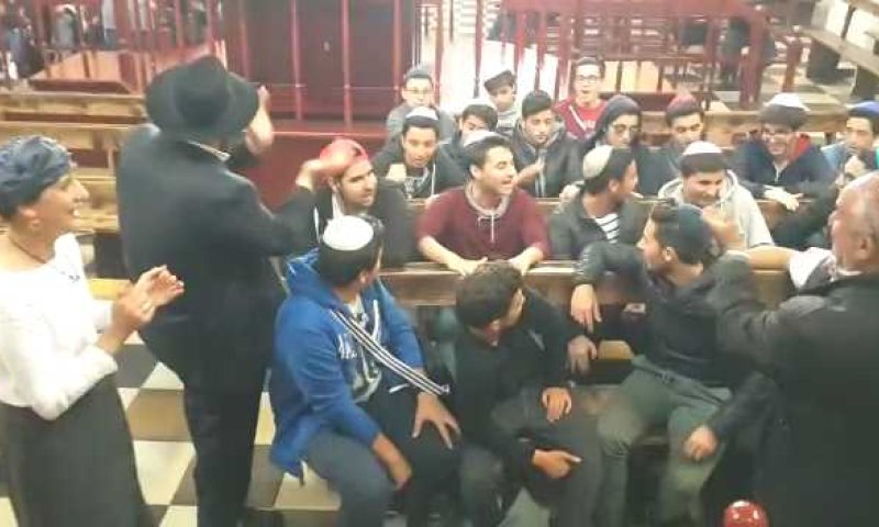 נוער ממרוקו שר 'עם ישראל חי' בפולין. צפו