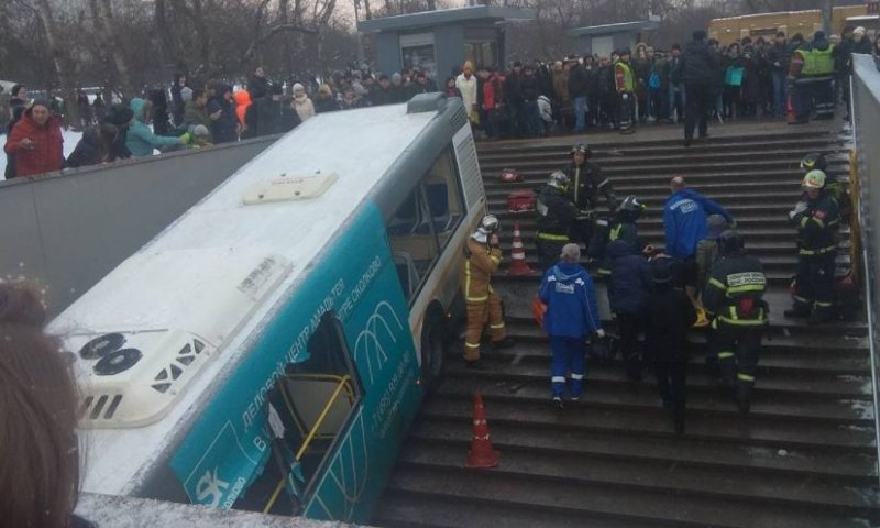 צפו: חמישה הרוגים בתאונת אוטובוס במוסקבה