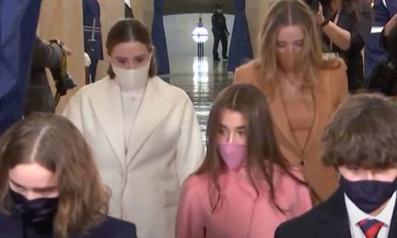 מכתיבות אופנה: בנות ביידן מחזירות את המונוכרמטיות