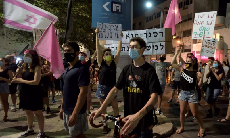 מפגינים פרצו את מחסומי המשטרה בתל אביב