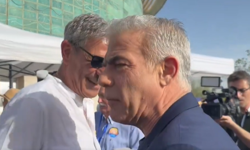 יאיר לפיד ורם בן ברק נפגשו באקראי; כך זה נראה