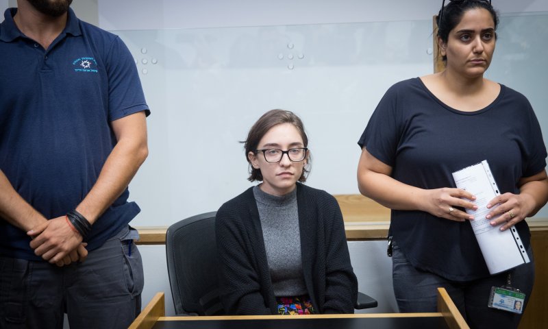 בג"ץ הורה: פעילת השמאל תשוחרר ותיכנס לישראל