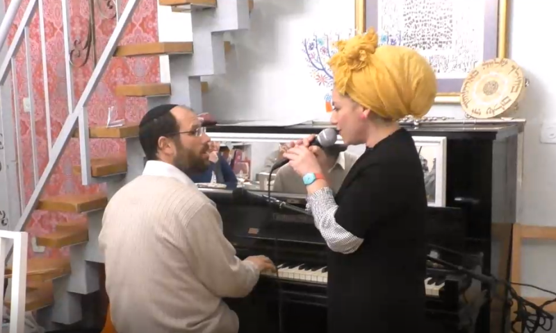 כמו בימים הטובים: אהרן וריקה רזאל בדואט&bull; צפו