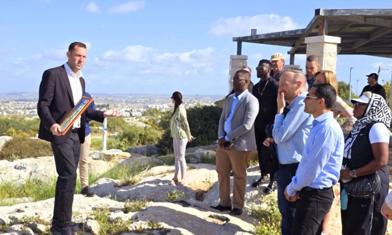 סערה בדרום אפריקה: אנטישמיות נגד חברי פרלמנט שביקרו בשומרון