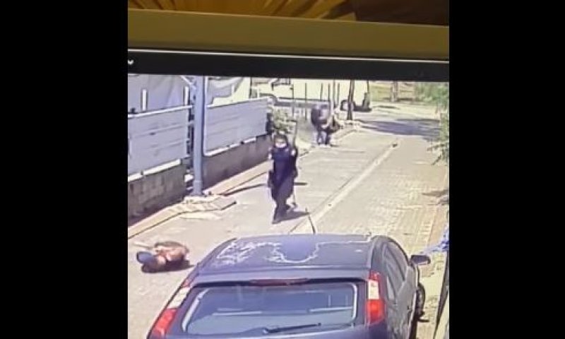 קשה לצפיה | דקר שוטר ונורה למוות מטווח קצר