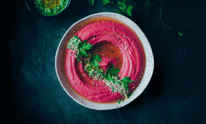 לצד הבשר במנגל: מתכון לחומוס ורוד משגע וחגיגי