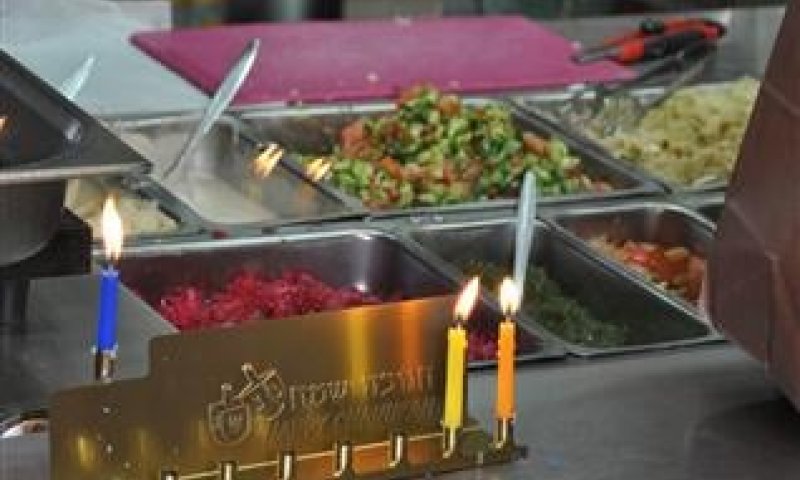 מאירים את העיר: מבצע הדלקת חנוכיות בחנויות בתל אביב