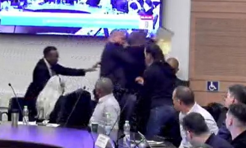 מפגיני שמאל התעמתו עם סדרני הכנסת והוצאו בכוח מהדיון. צפו