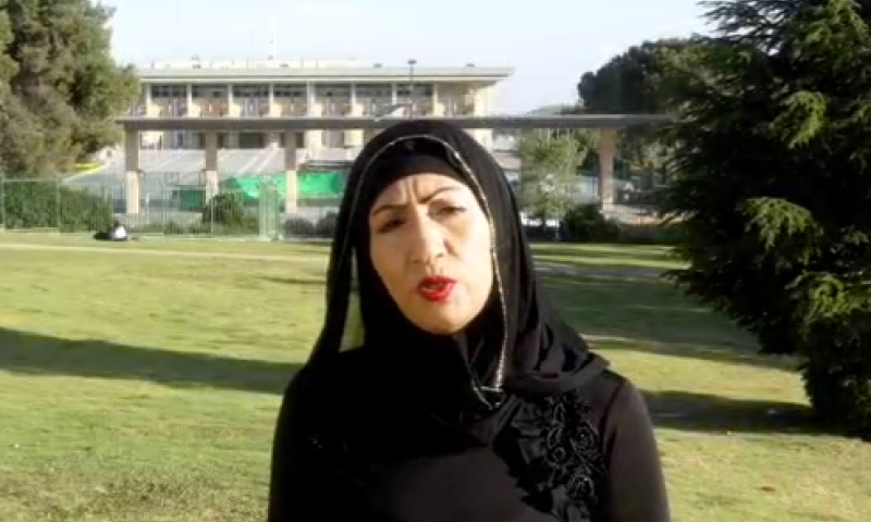 צפו: מוסלמית מסכנת את נפשה ומשבחת את ישראל