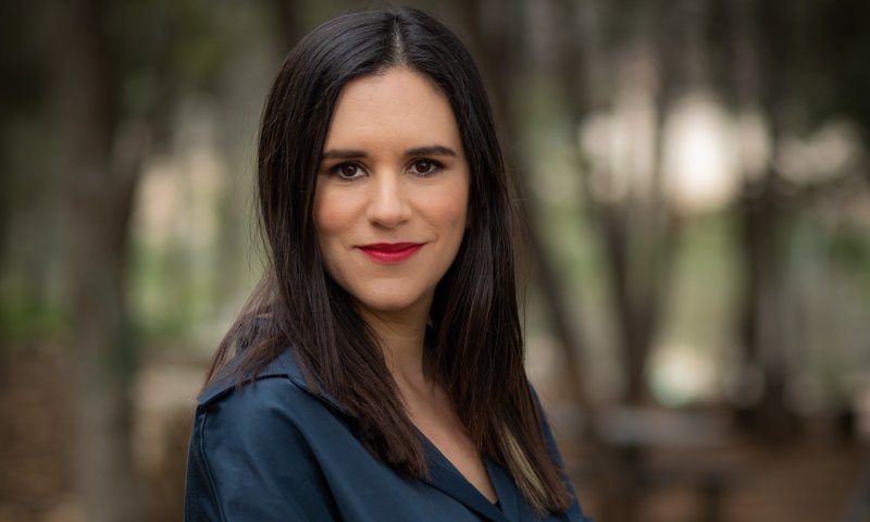 "הייתי תלמידה חרוצה": אמילי עמרוסי חוזרת לבי"ס