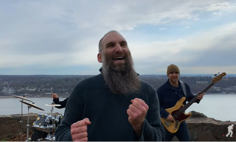 מדליק: שירי חנוכה בגרסת סטיבי וונדר. צפו