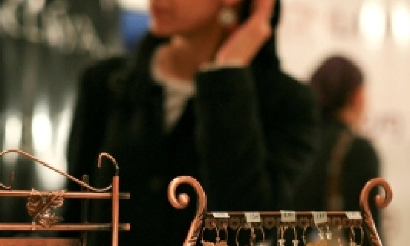 שו"ת סמס: אשה לא צריכה להתקשט בתכשיטים מחוץ לבית