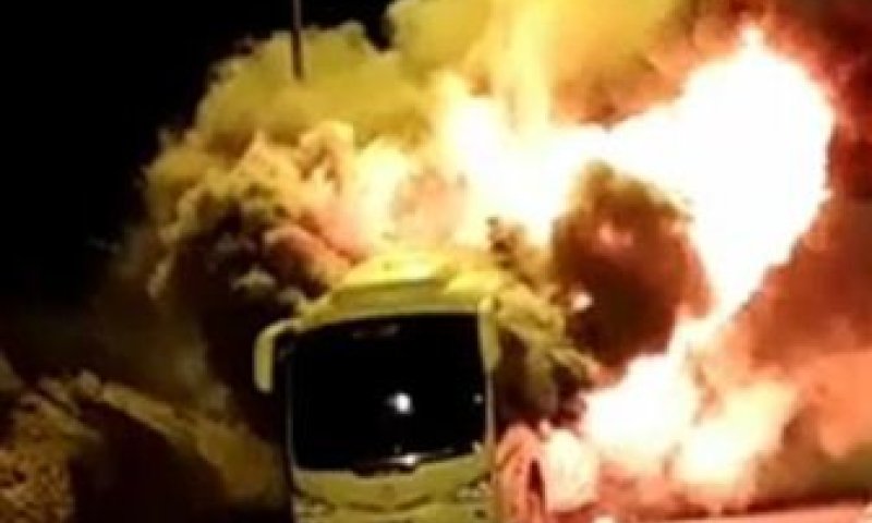 צפו: אוטובוס עולה באש בכביש 1