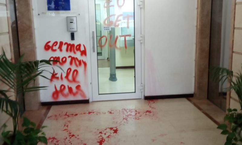 שפי פז תועדה בהשחתת מטה האיחוד האירופי &bull; צפו