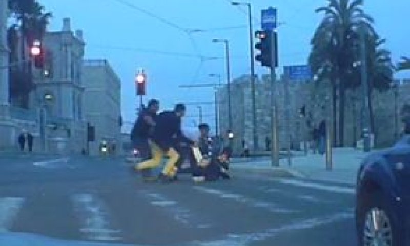 צפו: ניר ברקת מתנפל על מחבל ומנטרל אותו