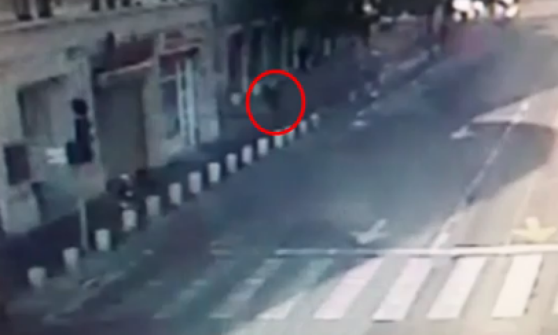 תיעוד: הנאשם ברצח יורה ברב ונמלט; צפו