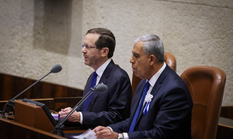 הרצוג: 'אזרחי ישראל מצפים מכם פשוט לעבוד למענם'