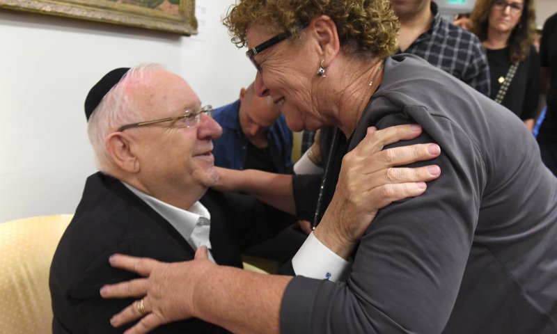 מנחמים את הנשיא ריבלין: מאות הגיעו מרחבי הארץ