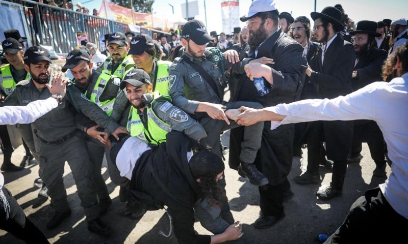 העיתונאי החרדי מטיף לשוטרים על האלימות במירון