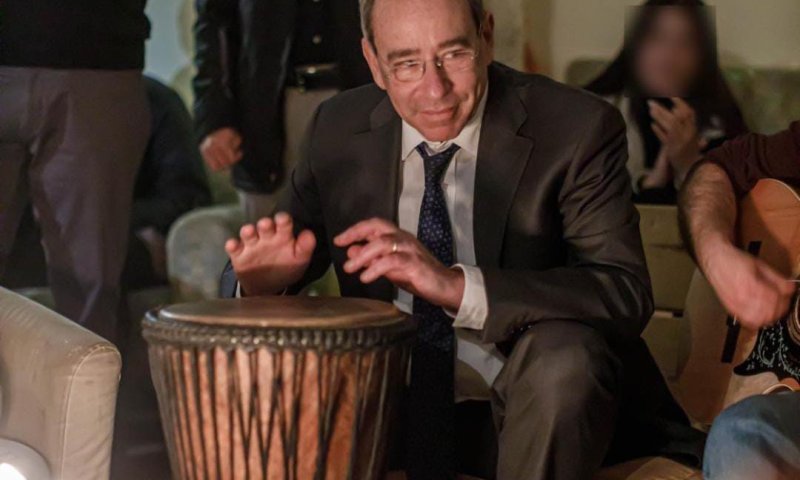 כשהשגריר הפליא בתיפוף על הדרבוקה