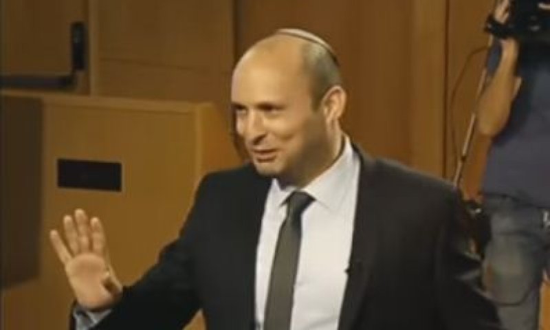 שר בהפתעה: בנט הותקל על ידי הורים ומורים; צפו