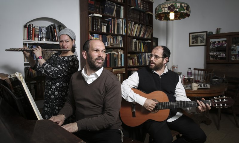 הדרת הנשים: הרב שטרן מחזק את האחים רזאל