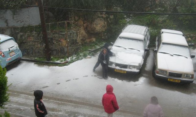 גלרית תמונות: שלג החל לרדת בהרי יהודה ושומרון