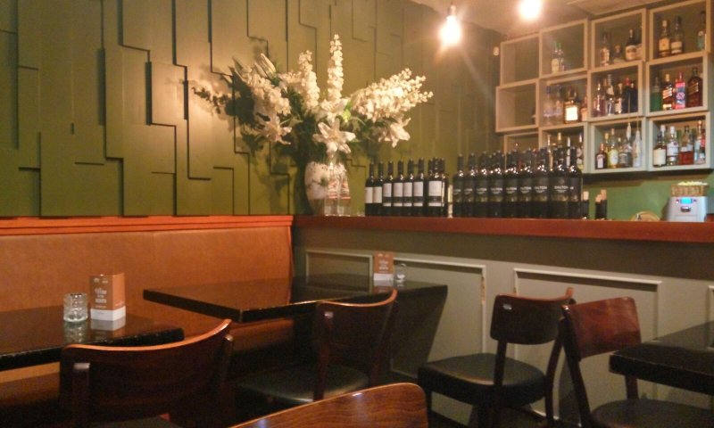 החצר: המוסד וותיק, האוכל עדכני