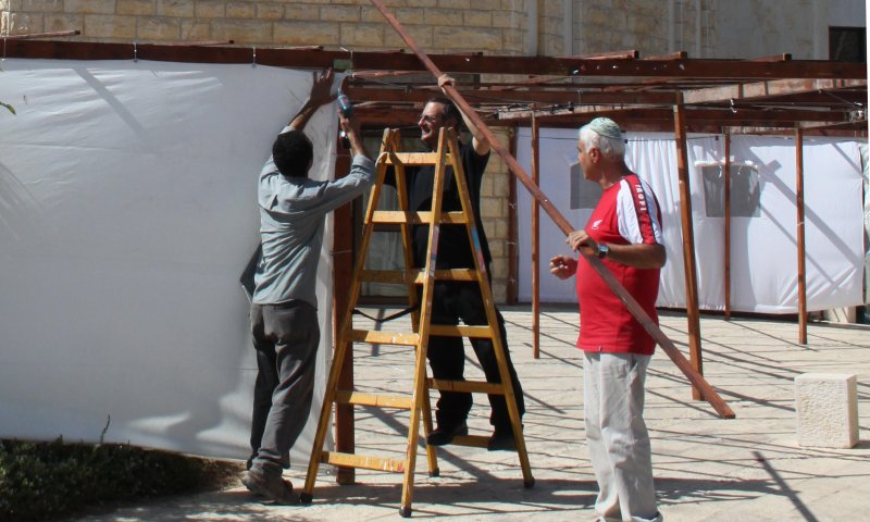 מטיילים בחול המועד: בונים לכם סוכות ענק