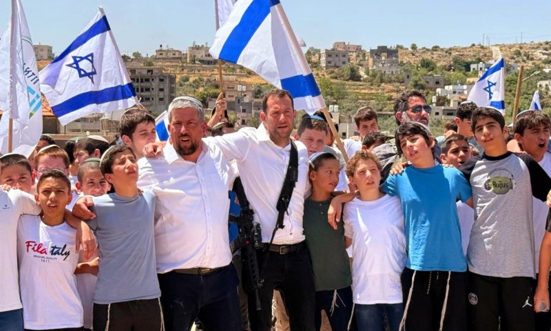 שבוע וחצי לאחר רצח צאלה גז: שירת המונים מרגשת במקום הפיגוע