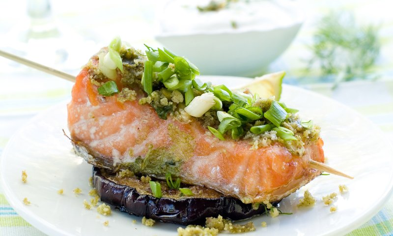 מתכון קליל: פילה סלמון על מצע חציל בלאדי