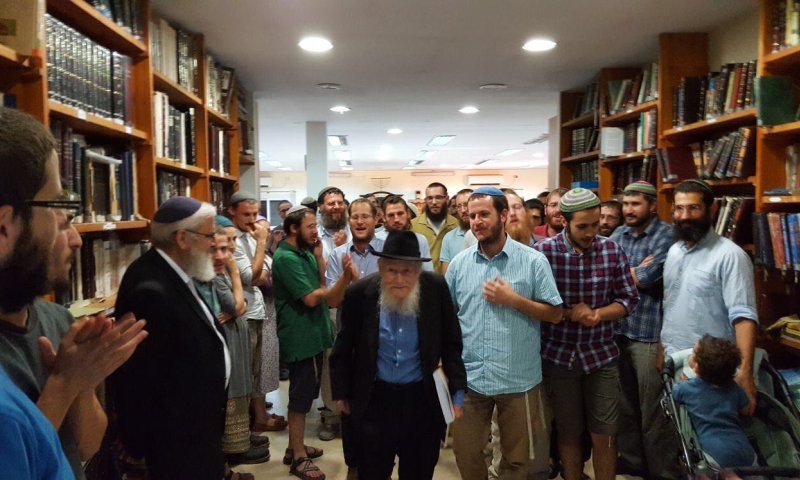 לראשונה מאז השבץ: הרב שטיינזלץ הגיע לתקוע