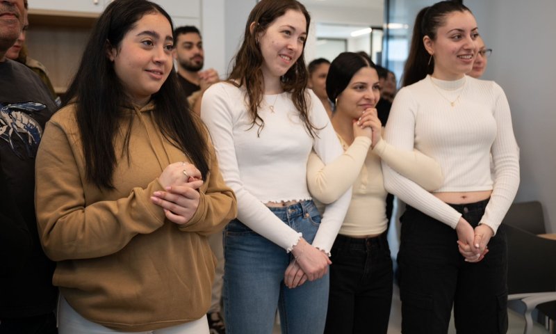 מרגש: התצפיתניות ששוחררו צופות באגם מועברת לצלב האדום