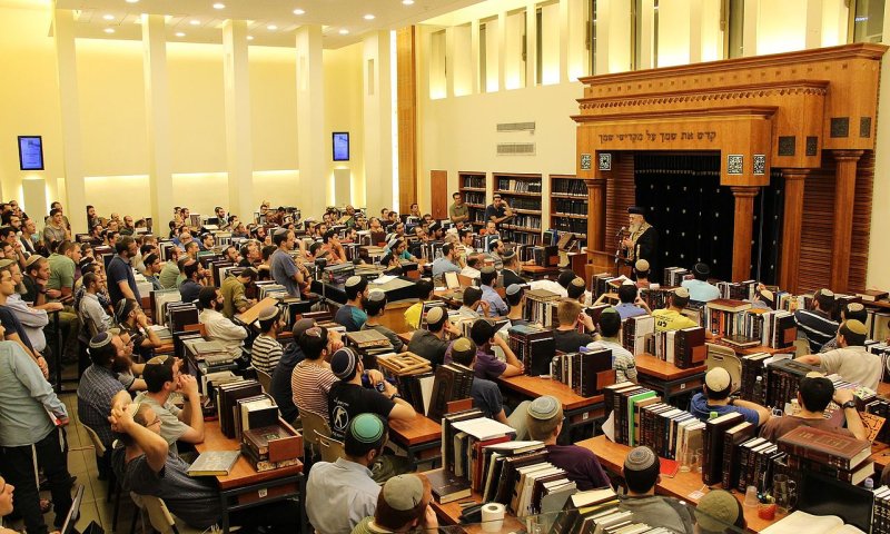 העיתונאי החילוני יוצא להגנת הישיבה בתל אביב