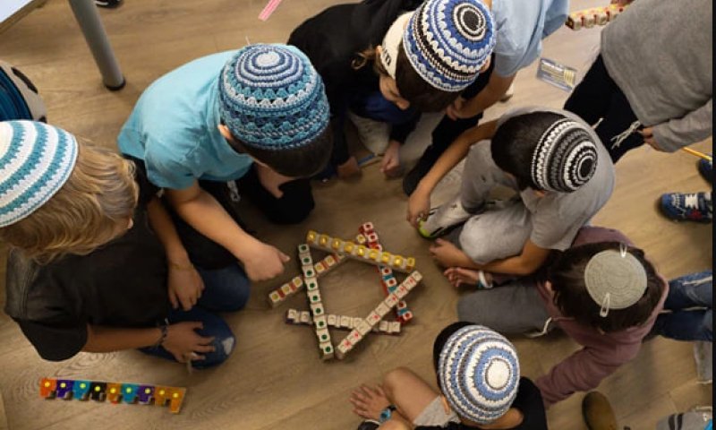 תיעוד: ילדי המפונים הכינו חנוכיות לחיילים ברצועה