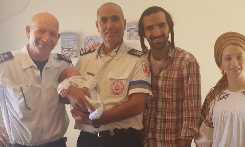 צפו: בדרך לחדר לידה הבעל ניגן בניידת טיפול נמרץ