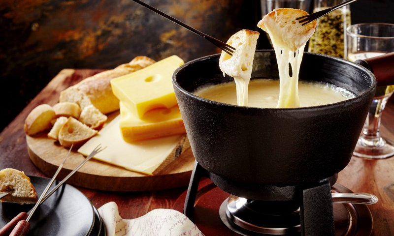 לקראת הסופ"ש: פונדו גבינות ויין לבן