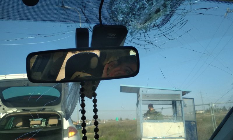 יידוי אבנים מסיבי: פצועה בפיגוע אבנים בגוש עציון