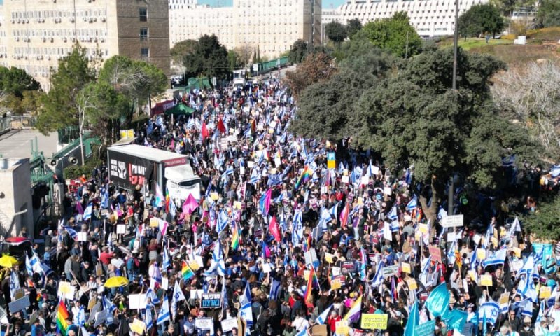 הדגלים השחורים חוזרים? מחאה מחוץ לכנסת