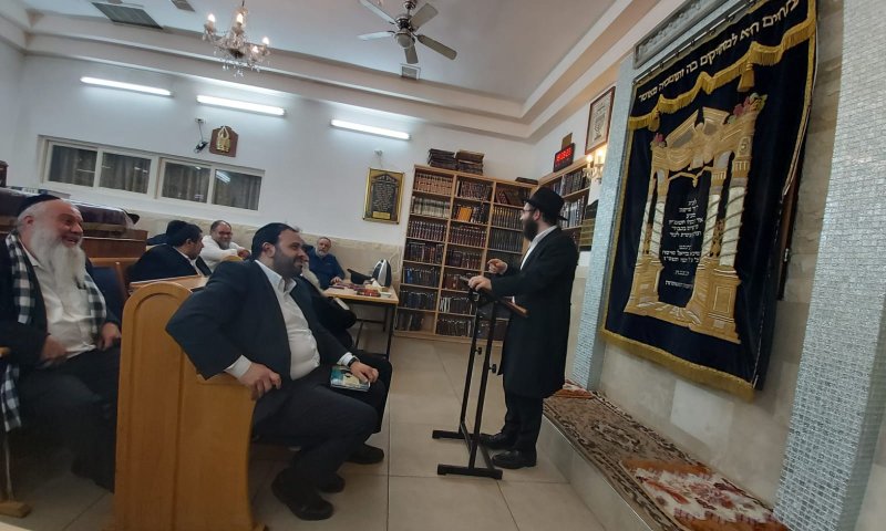 אצבע בעין לעוצמה: כנס בחירות של ש"ס בכפר חב"ד