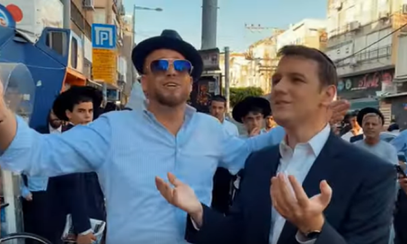 ילד הפלא חוזר: יונתן שינפלד בסינגל חדש &bull; צפו