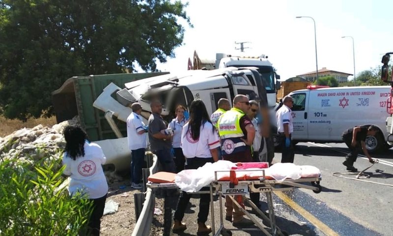 צומת נבות: נהג משאית כבן 25 נלכד, מצבו בינוני