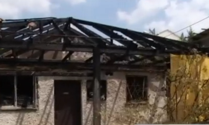 'איימו עליי': העירה לשכנים והתעוררה לבית בוער