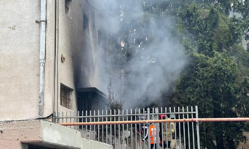 חשש ללכוד בשריפה במבנה בחיפה, כוחות כיבוי במקום