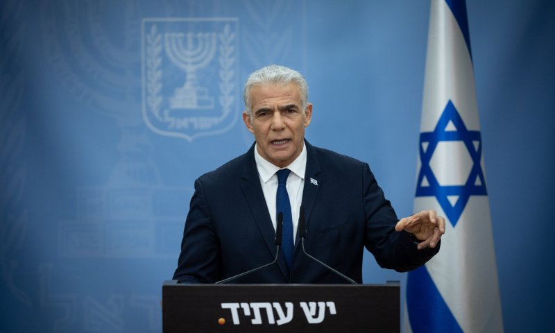 לפיד על השר אליהו: לא יכול להמשיך לכהן אפילו דקה