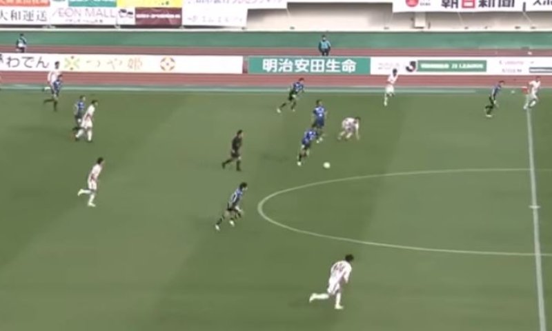 מטורף &bull; צפו: שני שערים מחצי מגרש תוך דקה וחצי