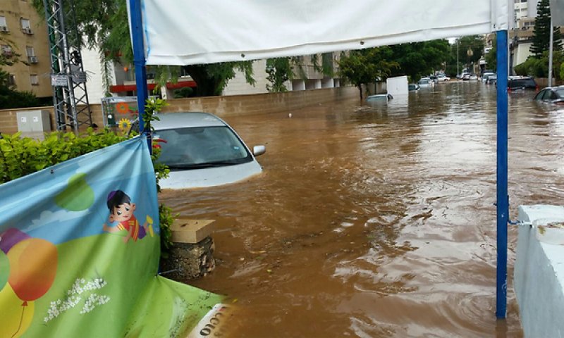 רעננה מוצפת; בנט ביקש סיוע מגדעון סער
