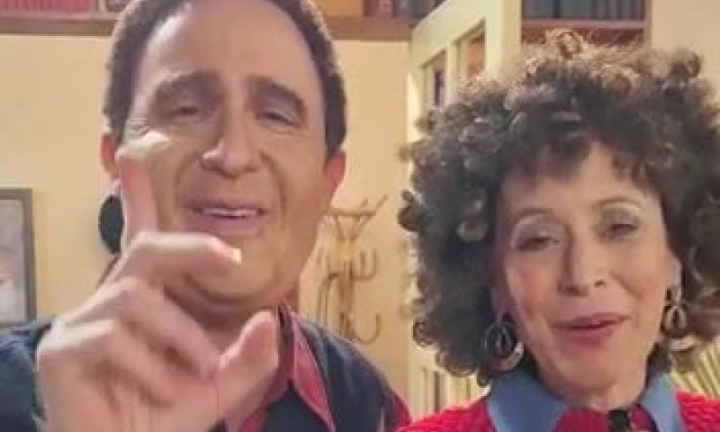 צפו: ארץ נהדרת משחזרים את "קרובים קרובים"